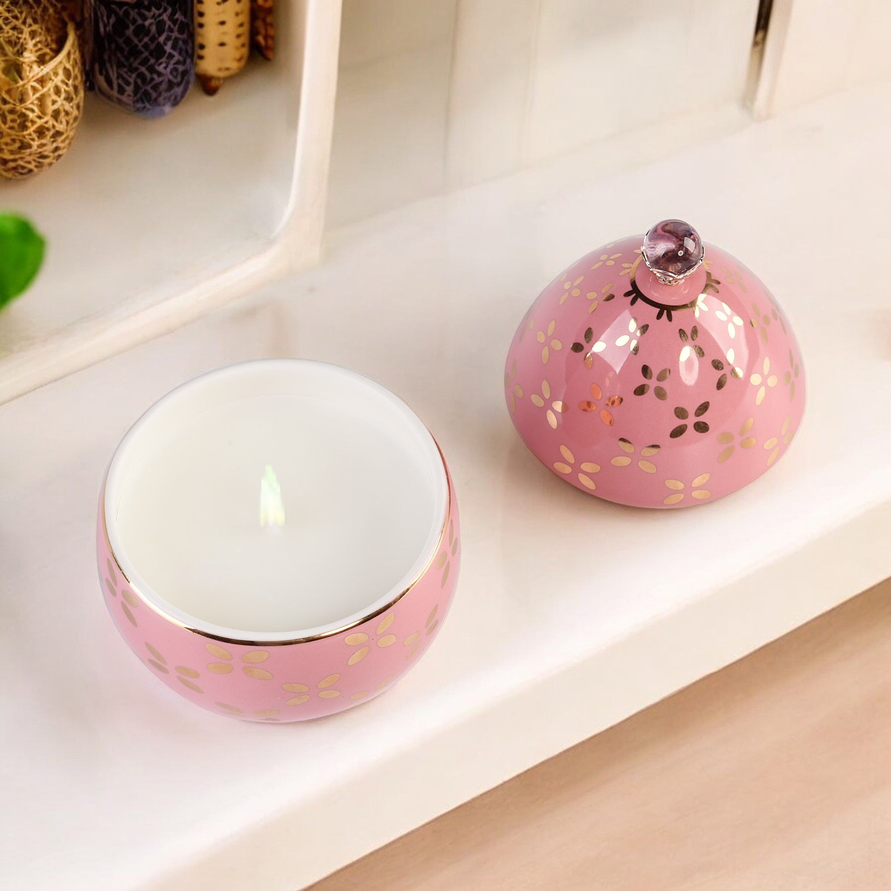 Rosa Festive Elegance beautiful scented candle, egg-shaped, festive décor.