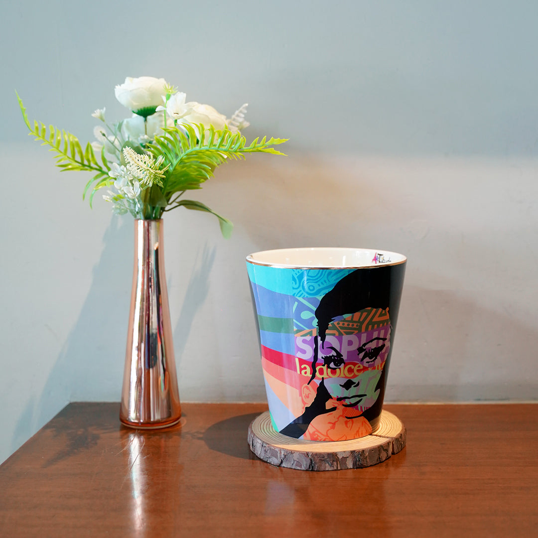 Luxury scented candle with a bold, vibrant Arte Pop design, perfect for modern home decor.